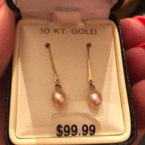 10 Kt. Gold Earrings w Pink Pearl. Fish hook .